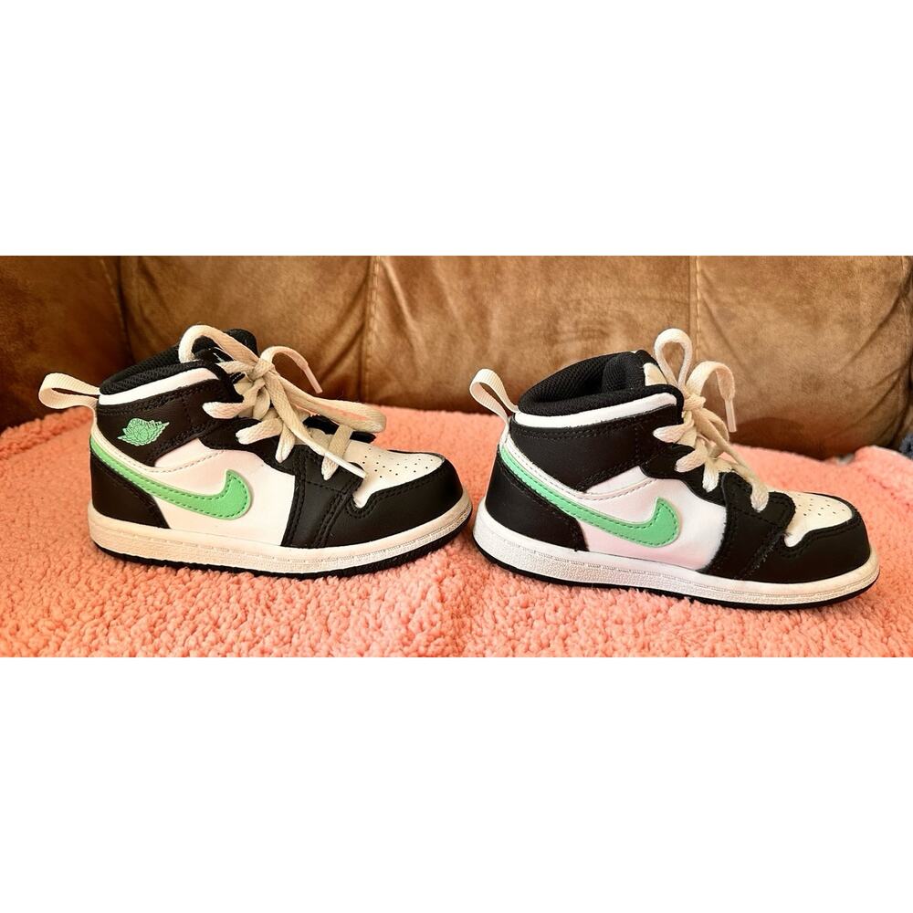 Nike Air Jordan 1 Mid SE Toddler Sneakers Shoes
Black White Green Size 8C great!